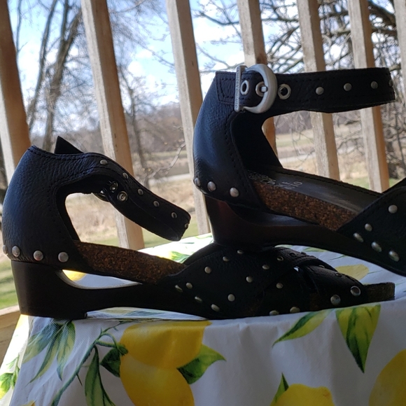 Vince Camuto black sandals - Picture 6 of 8